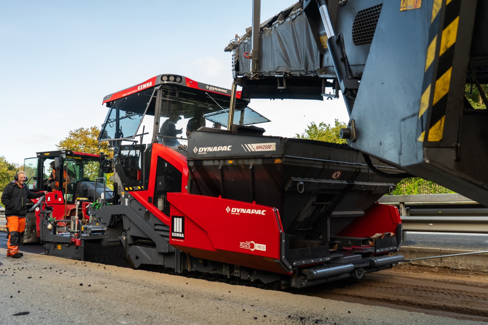 Dynapac XD25 110C Straßenfertiger mit Beschicker auf der Autobahnbaustelle